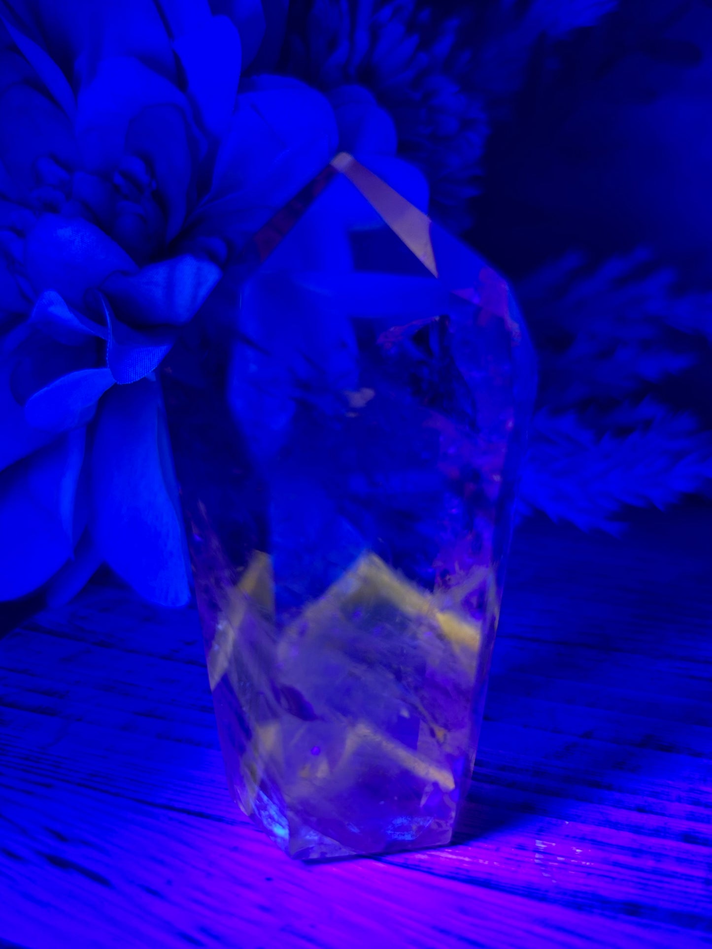 Crystal under UV showing yellow phantoms within
