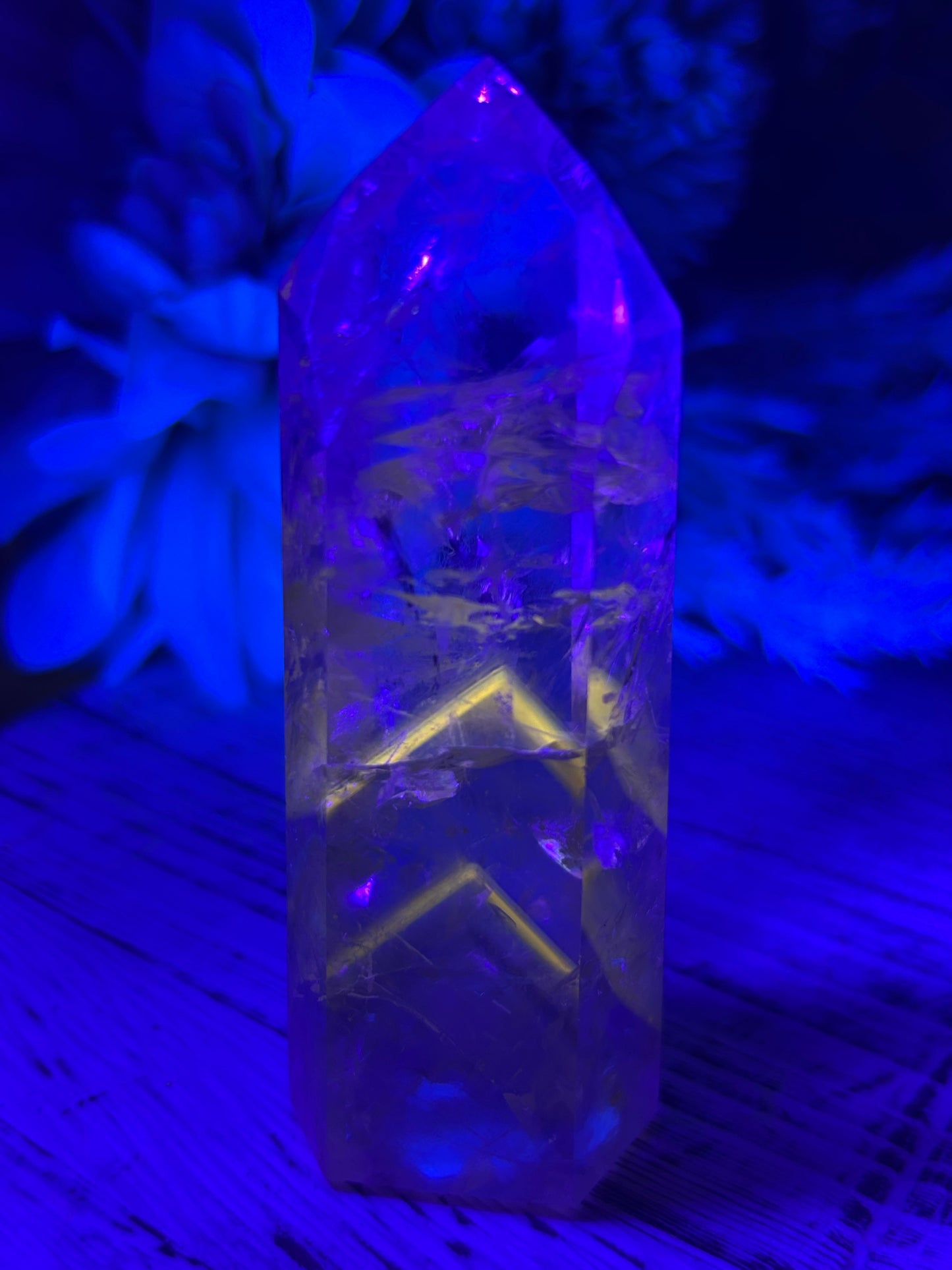 Amethyst tower under UV light showing yellow phantoms lines within 