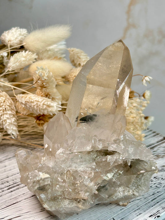 Golden Sea de Souza quartz cluster with natural golden inclusions
Brazilian quartz cluster with radiant golden tones
Golden quartz cluster for manifestation and clarity – UK crystal shop
Unique De Souza mine quartz crystal cluster, metaphysical stone