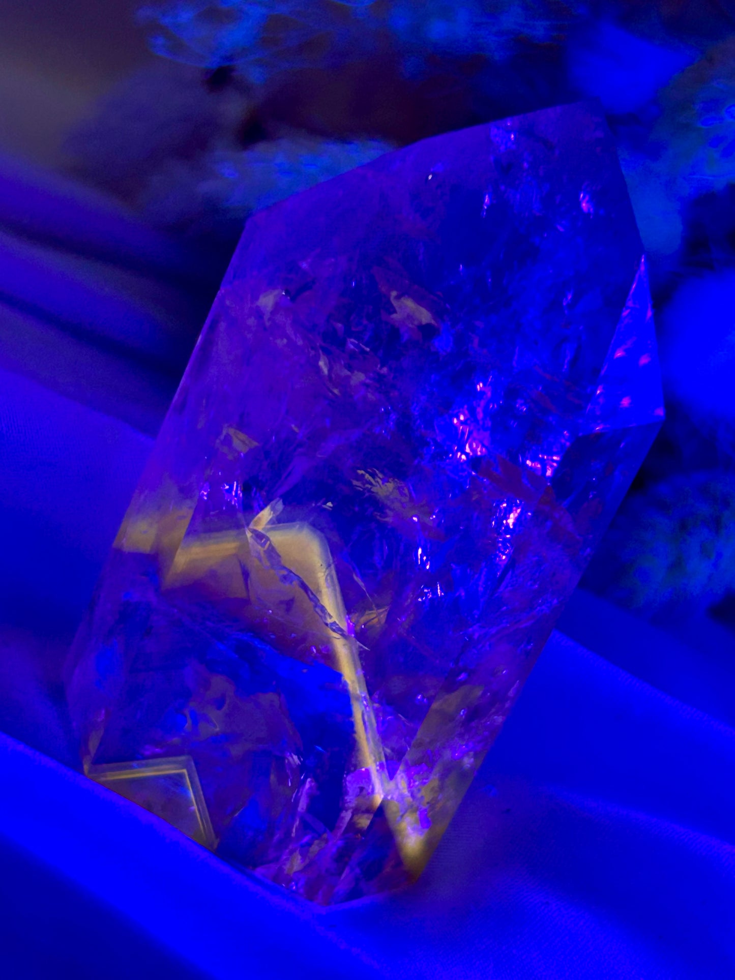 “Powellite” Amethyst | UV Reactive Growth, Spiritual Focus & Inner Illumination
