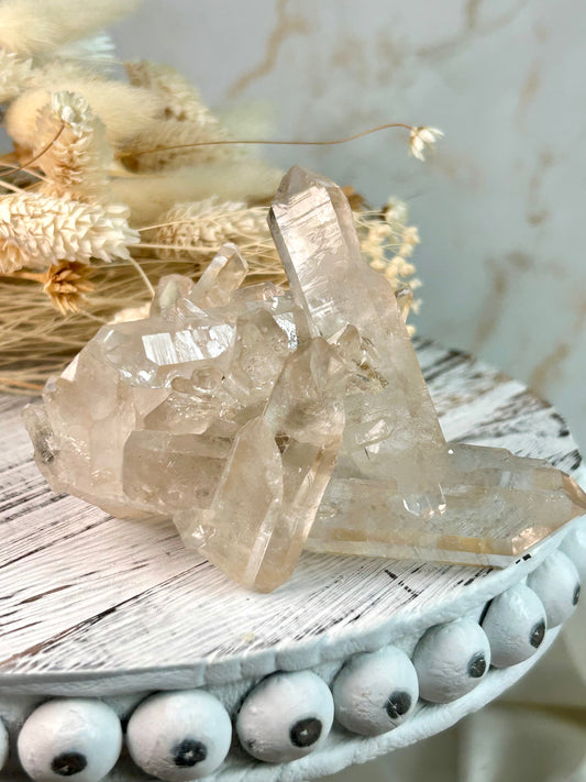 Golden Sea de Souza quartz cluster with natural golden inclusions
Brazilian quartz cluster with radiant golden tones
Golden quartz cluster for manifestation and clarity – UK crystal shop
Unique De Souza mine quartz crystal cluster, metaphysical stone