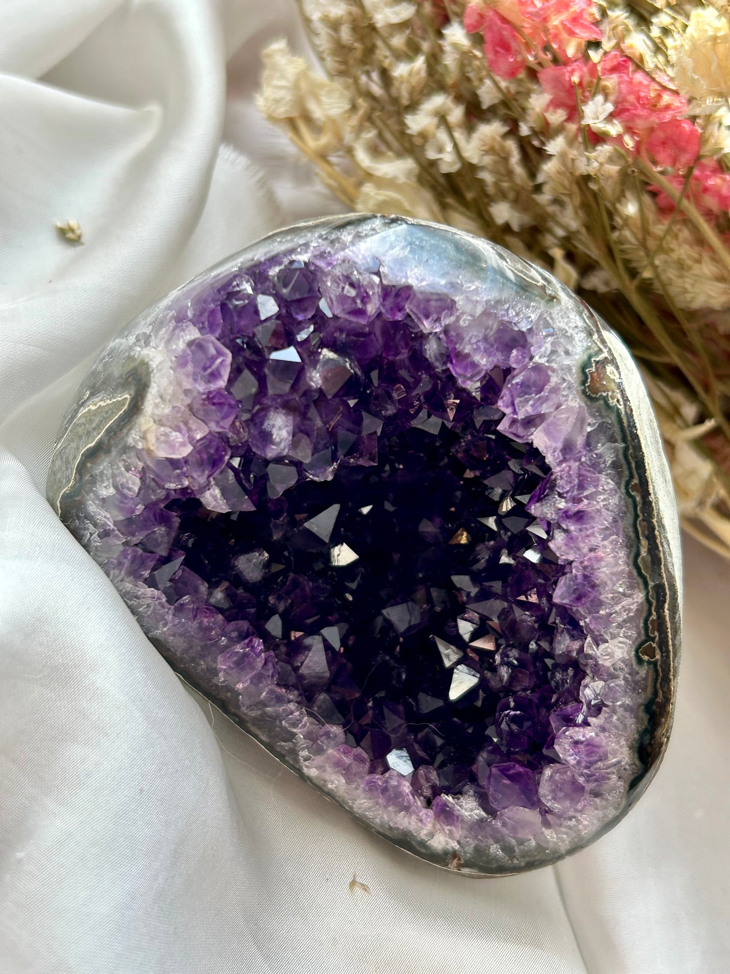 Extra quality Amethyst geode