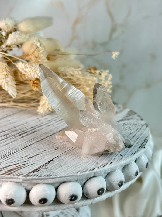 Golden Sea de Souza quartz cluster with natural golden inclusions
Brazilian quartz cluster with radiant golden tones
Golden quartz cluster for manifestation and clarity – UK crystal shop
Unique De Souza mine quartz crystal cluster, metaphysical stone